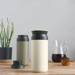 Kinto Travel Tumbler 500ml White -Geschäft Für Kaffeemaschinen Und Zubehör 103197 103197 kinto travel tumbler 500ml white 2 moodbild